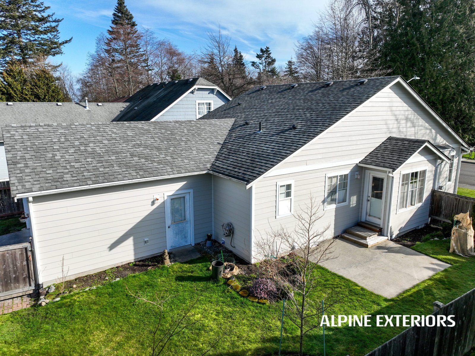 Marysville roofing and hardie siding installation – beautiful home renovation in marysville with fiber cement siding, asphalt shingle roof replacement, and fresh exterior paint.