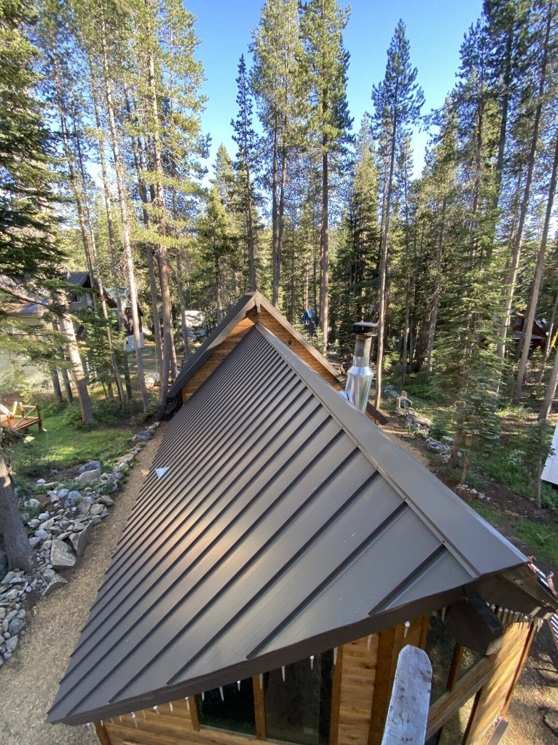 Standing seam metal roof 1152x1536